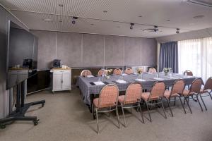 a conference room with a long table and chairs at Hotel Parc Belle-Vue in Luxembourg