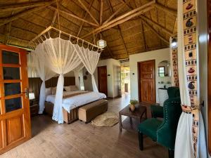 a bedroom with a canopy bed in a room at Ewafe Safari Lodge-Murchison in Wanseko +52 photos