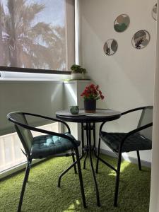 a table and two chairs in a room with a window at Studio 25m2 à deux pas des thermes in Balaruc-les-Bains +1 photo