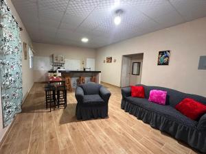 a living room with a couch and a kitchen at California, Volcán, casa completa in Nueva California +12 photos