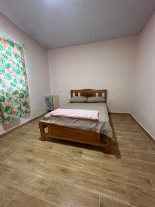 a bedroom with a bed in a room at California, Volcán, casa completa in Nueva California