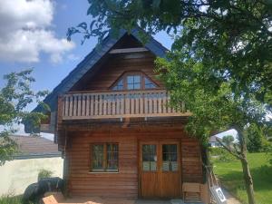 a log cabin with a gambrel roof at Holzhaus Rheingoldstraße 49a in Urbar