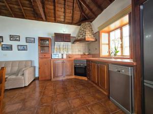 a kitchen with a couch and a sink and a stove at Fide in Tijarafe