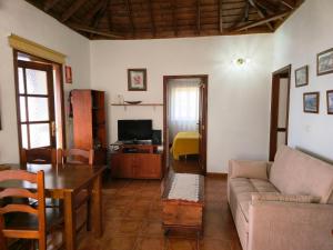 a living room with a couch and a table at Fide in Tijarafe