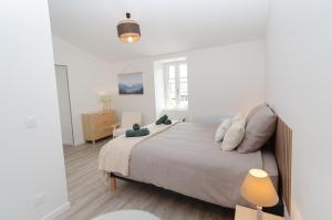a bedroom with a bed with a cat sitting on it at Escapade cosy - Sauternes & Château à pied in Villandraut