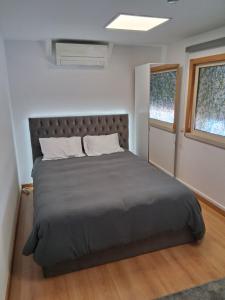 a bedroom with a large bed in a room at Jardim da Guarda Inglesa in Santa Clara