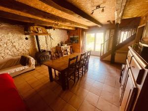 a kitchen and dining room with a table and chairs at Gîte La Ruche in Mauriac