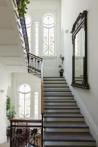 ein Treppenhaus in einem Haus mit Buntglasfenstern in der Unterkunft Hotel Rio Muralto in Locarno