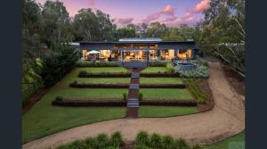an aerial view of a house with a garden at Tocumwal Chocolate School in Tocumwal