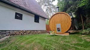 a large wooden circle on the side of a house at Chata Ružín nad Vodou in Margecany