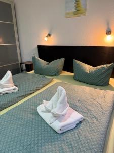 two beds with towels on them in a room at FeWo im Camp Am Wasser in Juliusruh