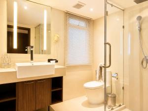 ein Badezimmer mit Waschbecken, Toilette und Dusche in der Unterkunft Nova Gold Hotel Pattaya in Pattaya