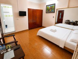 a hotel room with a bed and a television at Hisun Hotel Quốc tế - Đông Anh in Thụy Ha