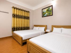 a bedroom with two beds and a window at Hisun Hotel Quốc tế - Đông Anh in Thụy Ha