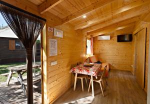 a room with a table and chairs in a cabin at Bungalows - Càmping El Solsonès in Solsona