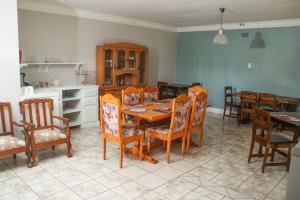 a kitchen and dining room with a table and chairs at Gemutlich Guesthouse in Upington