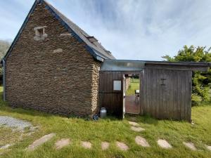 an old brick barn with a wooden door at Penty vue sur mer in Tréguennec +9 photos