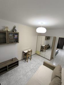 ein Wohnzimmer mit Sofa und Tisch in der Unterkunft Private & Cozy Entire Apartment in Msida in Msieraħ