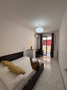 ein Schlafzimmer mit einem großen Bett und einem Schreibtisch in der Unterkunft Private & Cozy Entire Apartment in Msida in Msieraħ