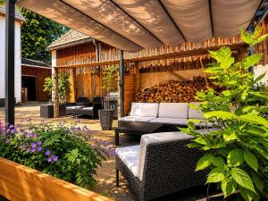 acovered patio with a couch and a fire pit at Ferienwohnung Penny-Ranch in Zethau