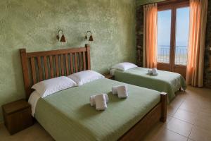 Un pat sau paturi într-o cameră la Faris Hotel