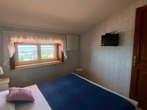 a small bedroom with a bed and a window at Casa Mare Holiday Pozzallo in Pozzallo