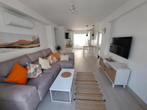 a living room with a couch and a tv at Davinia apartamento centro in Nerja