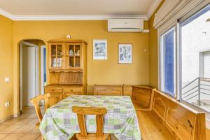 a dining room with a table and a window at Apartamento Girelle in L'Escala
