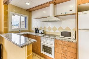 a kitchen with a sink and a microwave at Apartamento Girelle in L'Escala