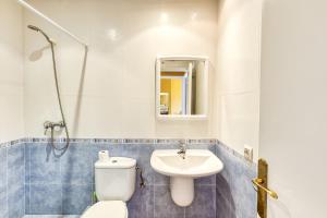 a bathroom with a toilet and a sink at Apartamento Girelle in L'Escala +16 photos