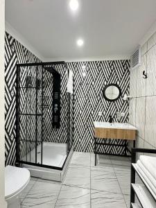 ein Badezimmer mit einer schwarz-weiß gemusterten Wand in der Unterkunft Bungaport Luxury Bungalows&Suits in Rize + 52 Fotos