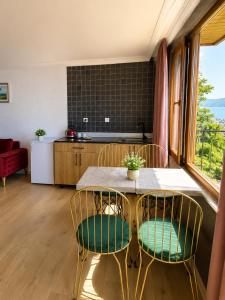 eine Küche und ein Esszimmer mit Tisch und Stühlen in der Unterkunft Bungaport Luxury Bungalows&Suits in Rize