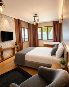 ein Schlafzimmer mit einem großen Bett und einem Fernseher in der Unterkunft Bungaport Luxury Bungalows&Suits in Rize