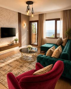 ein Wohnzimmer mit einer grünen Couch und einem Tisch in der Unterkunft Bungaport Luxury Bungalows&Suits in Rize