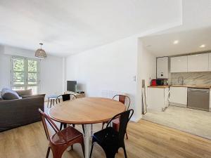 a kitchen and a table in a living room at Appartement 4 personnes in Cholet +2 photos