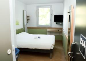 a small room with a bed and a window at ibis budget Saint-Omer Centre in Saint-Omer