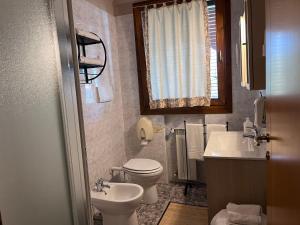 a bathroom with a toilet and a sink at Agriturismo Papaveri & Papere in Caltana