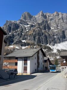 a white building with a mountain in the background at Eldorado 47 grosse Wohnung mit Wunderschönen Aussicht in Leukerbad