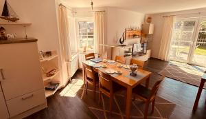 a kitchen with a table and chairs in a room at Friesenhaus Düwels Hus in Greetsiel