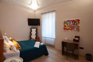 ein Schlafzimmer mit Bett, Schreibtisch und Fernseher in der Unterkunft Edelwine GuestHouse in Ceprano + 30 Fotos