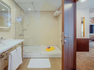 a bathroom with a tub and a sink at ibis Styles Istanbul Bomonti in Istanbul