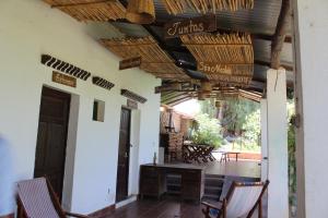 un restaurante con un patio con sillas y cestas en el techo en Hostería - Bodega Valle Divino, en Uriondo