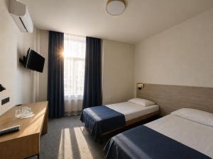 Un pat sau paturi într-o cameră la Hotel Astoria City Center +40 fotografii