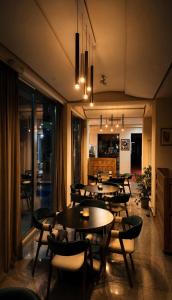 ein Restaurant mit Tischen und Stühlen in einem Raum in der Unterkunft Hotel Gold in Pljevlja