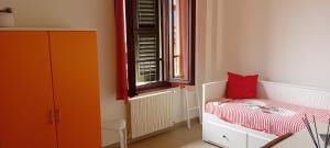 a small bedroom with a bed and a window at Maisonette Agata in Toscolano Maderno
