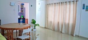 ein Esstisch und Stühle in einem Zimmer in der Unterkunft Transit Nest 1BHK in Guwahati