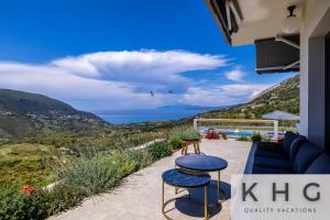 a view of the ocean from the balcony of a house at Villa Guapa in Kardhakáta