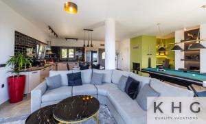 a living room with a couch and a pool table at Villa Guapa in Kardhakáta