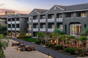 an exterior view of a resort with tables and chairs at River Terrace Inn in Napa