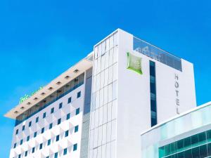 a building with people on the top of it at Ibis Styles Merida Galerias in Mérida